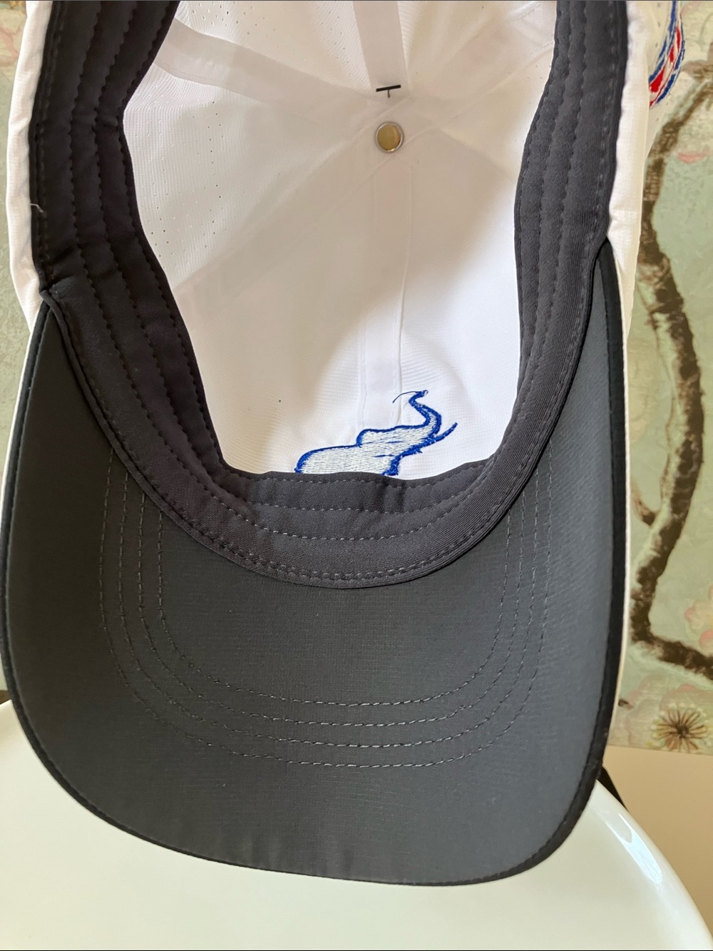 NWT OSFM Nike White Mesh Cap With Navy Elephant Embroidery & Velcro Closure - Picture 7 of 8